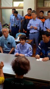 被災者と面談する高市首相